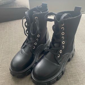 🚩SOLD🚩Black chunky combat boots